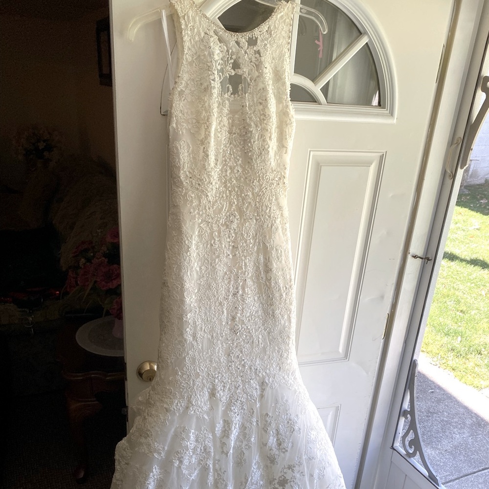 I’m selling my wedding dress. The size is small or a size 2.